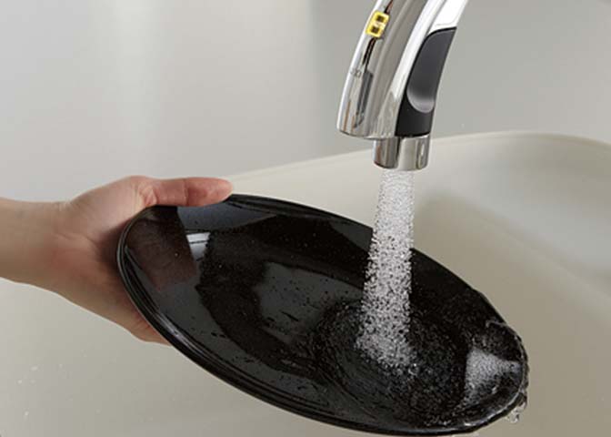 ■手やモノを感知して吐水と止水を行う自動センサー